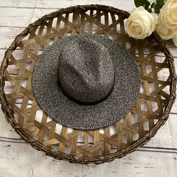 LAST ONE!! Stunning Panama Hat With Black Band - Picture 3 of 7